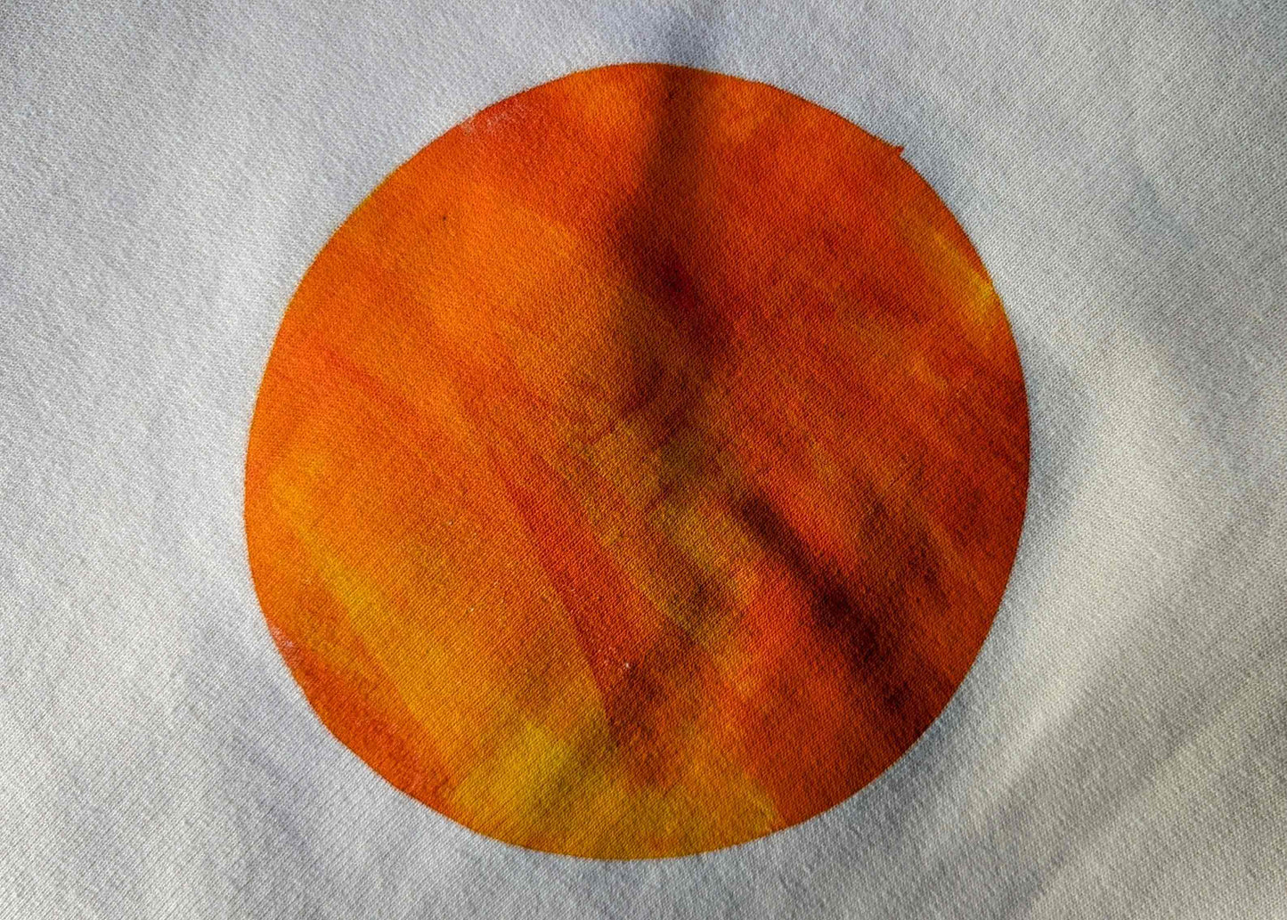 Detail Hellrosa Unisex Sweatshirts mit orange gelb verlaufendem Kreis, bedruckt mit Siebdruck