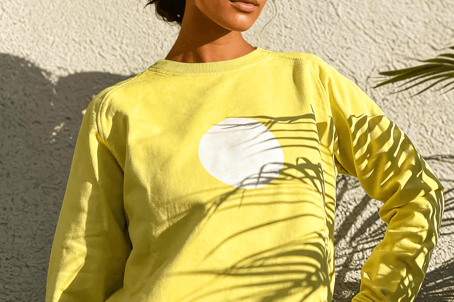 Frau trägt gelbes Unisex Sweatshirt mit weißem Kreis, bedruckt mit Siebdruck.