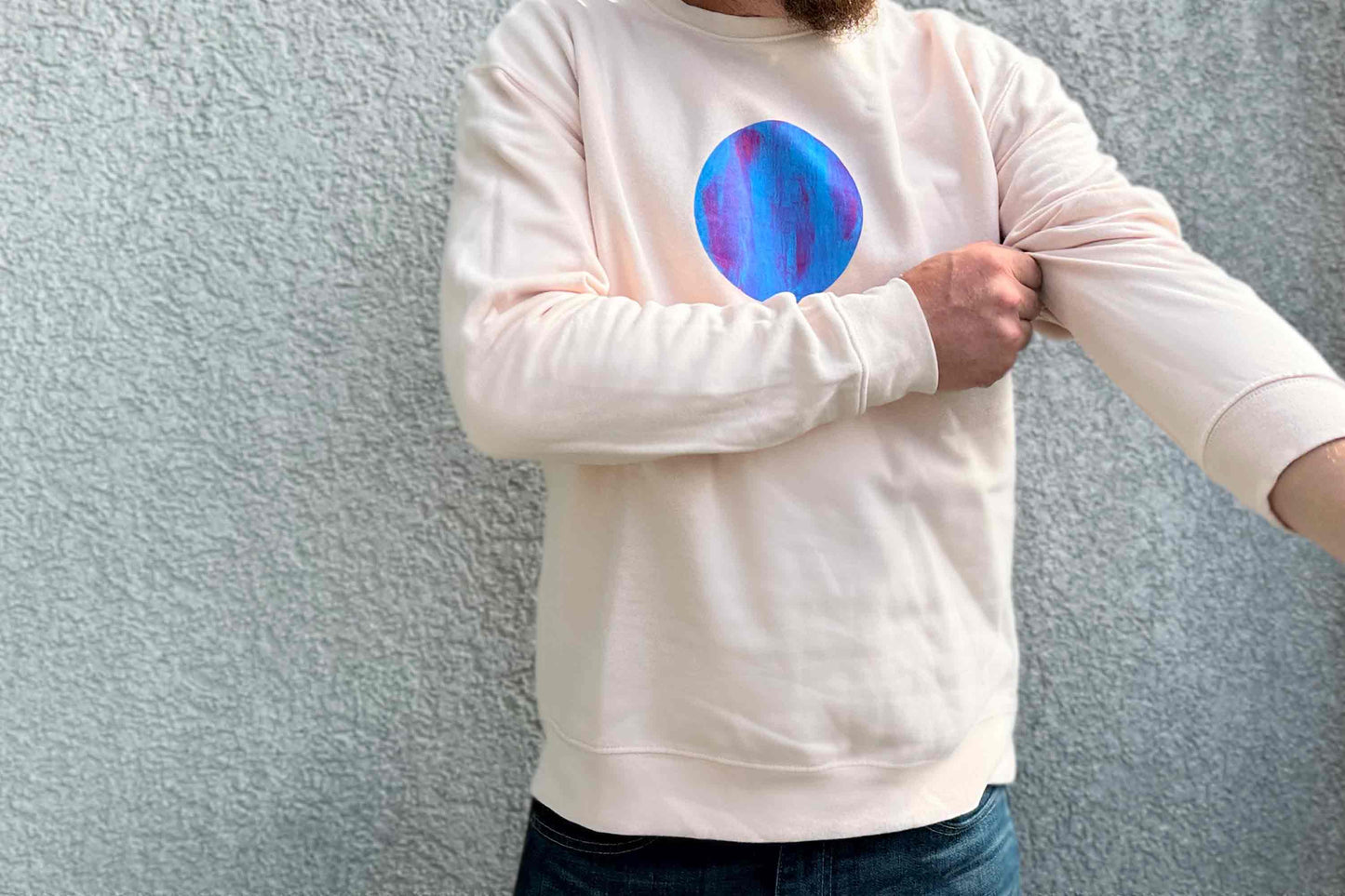 Mann trägt rosa Unisex Sweatshirts mit blau pinkem Siebdruck von jeff every piece a friend