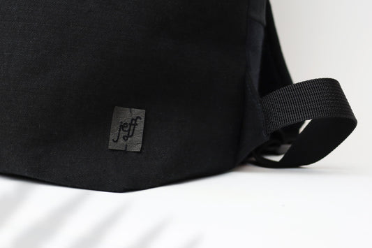 Detailansicht jeff Logo auf coolem Rucksack aus upcycled Denim mit Platz für 15 Zoll