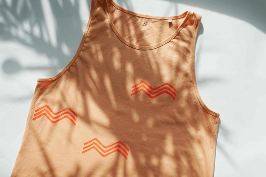 Wellenförmiger Siebdruck mit orange rot Verlauf auf Pfirsich-farbenem Unisex-Tanktop