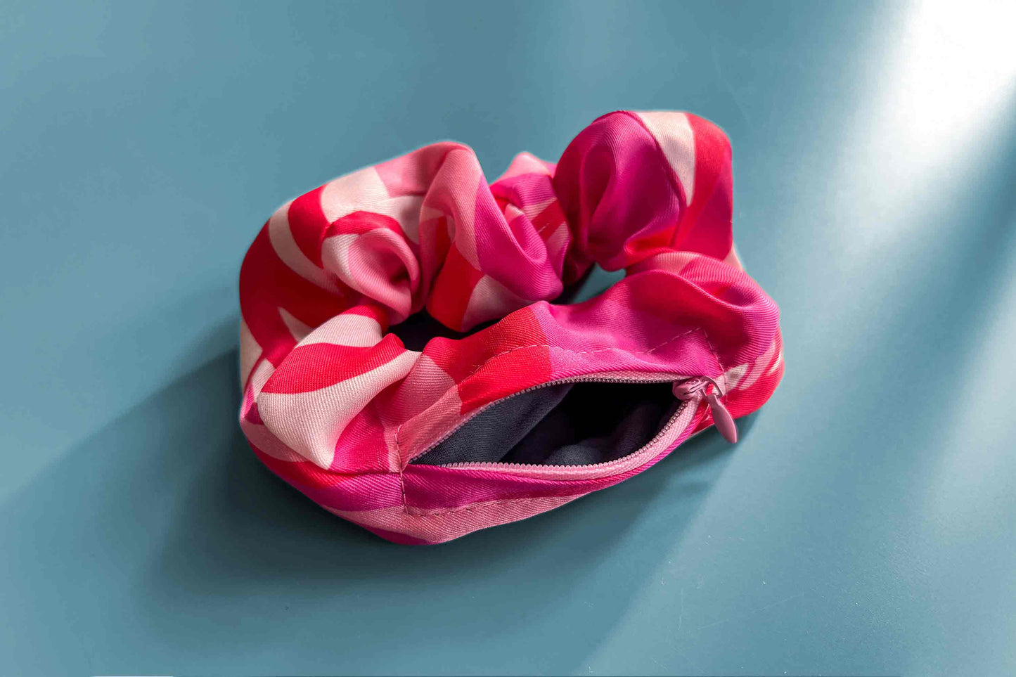 Rosa pinker Scrunchie TRULLA als Haarband oder Haargummi mit verstecktem Reissverschlussfach aus Upcycling Materialien