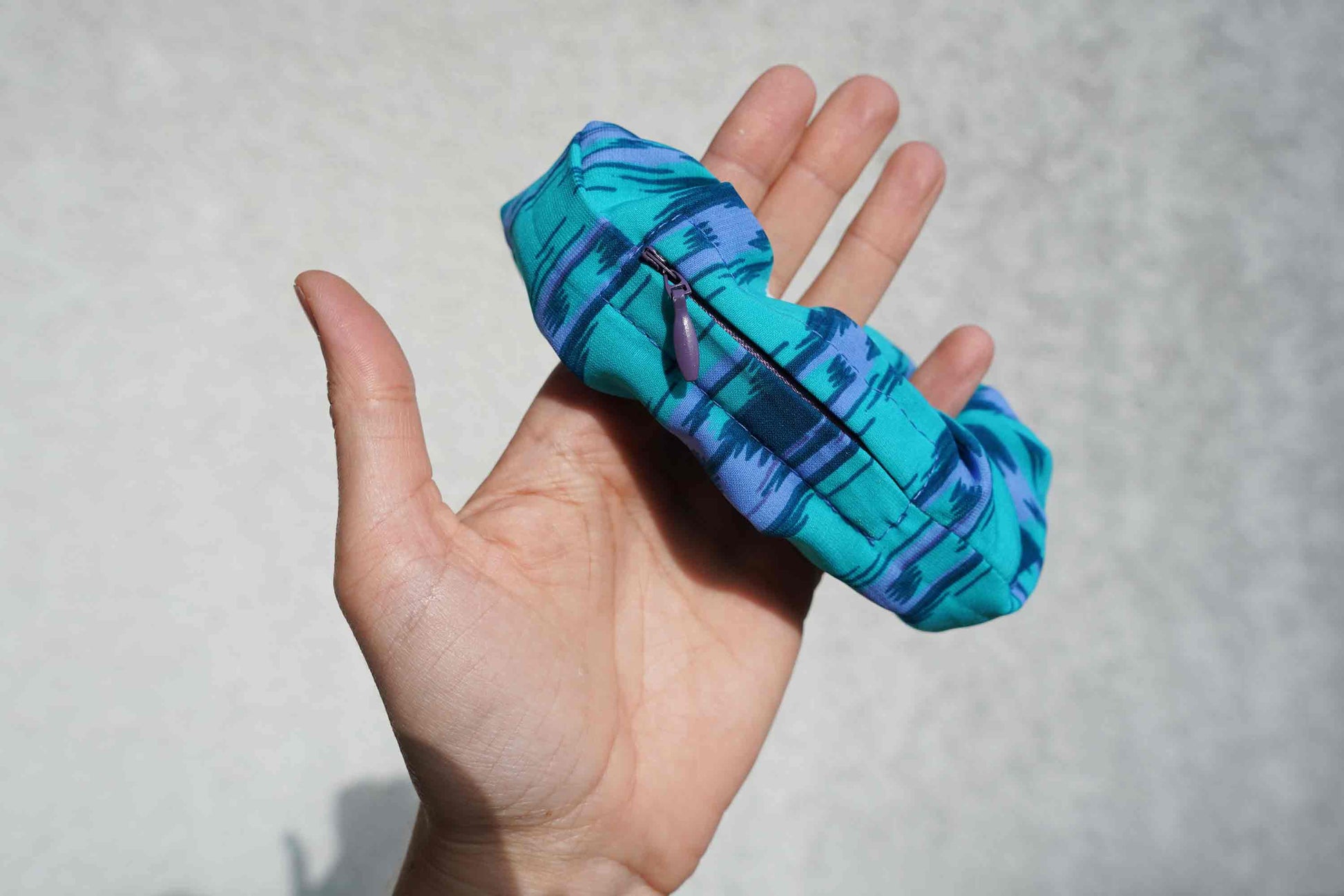 Türkiser Scrunchie TRULLA als Haarband oder Haargummi mit Geheimfach Reissverschluss