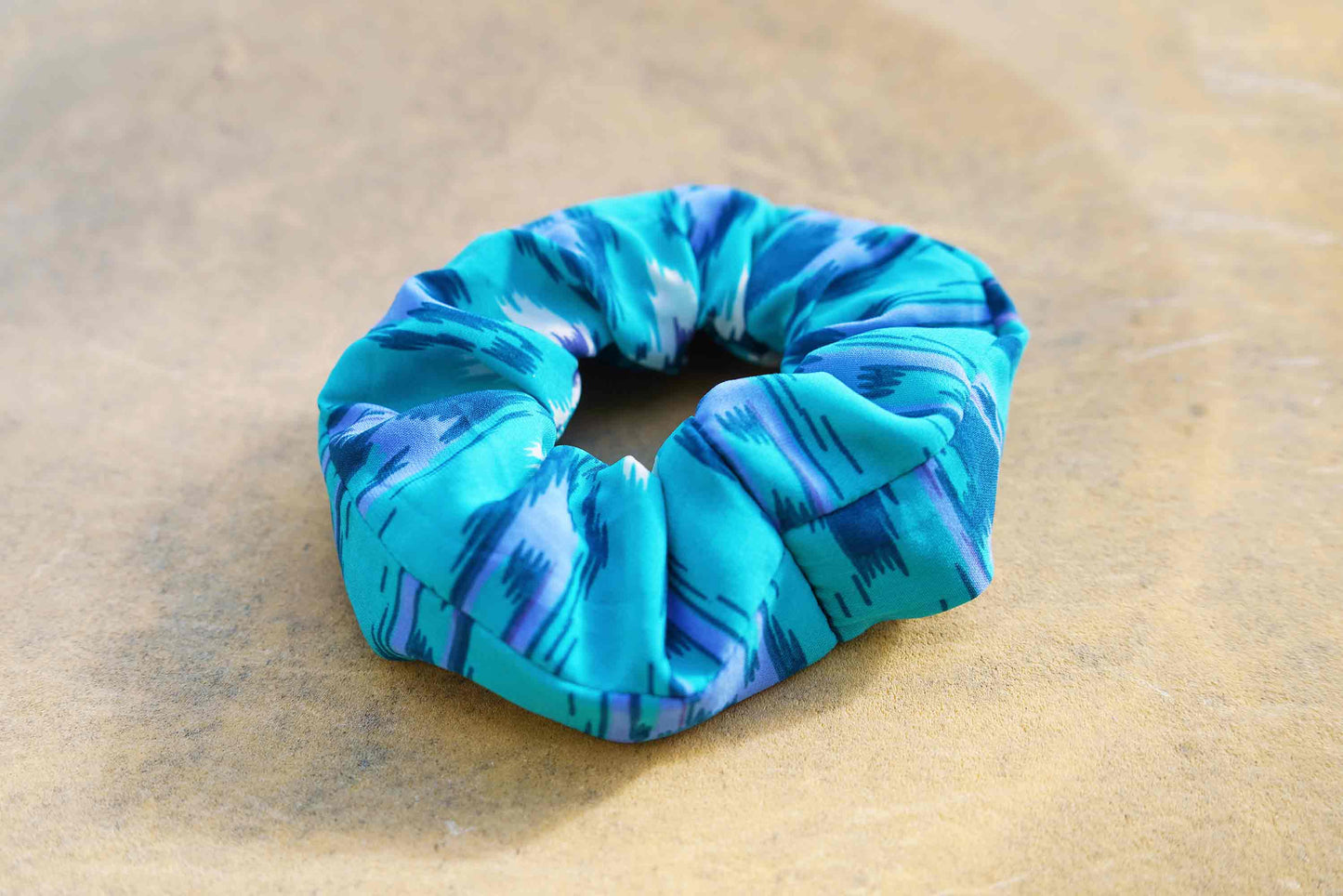 Türkiser Scrunchie TRULLA als Haarband oder Haargummi mit Geheimfach Reissverschluss aus Upcyling-Material