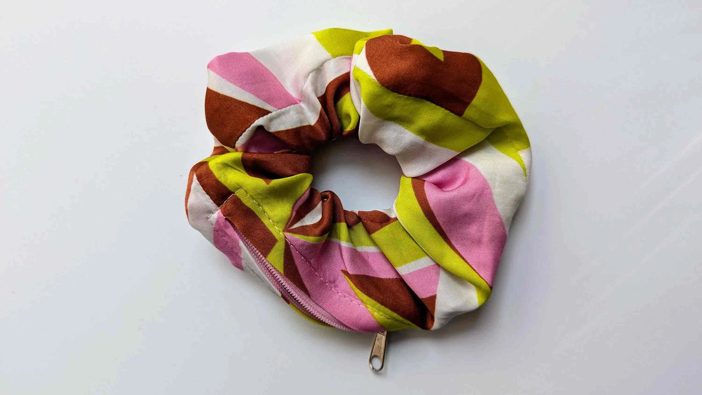 Buntes, seidiges Haarband, Scrunchie TRULLA mit Reisverschlussfach getragen als Armband