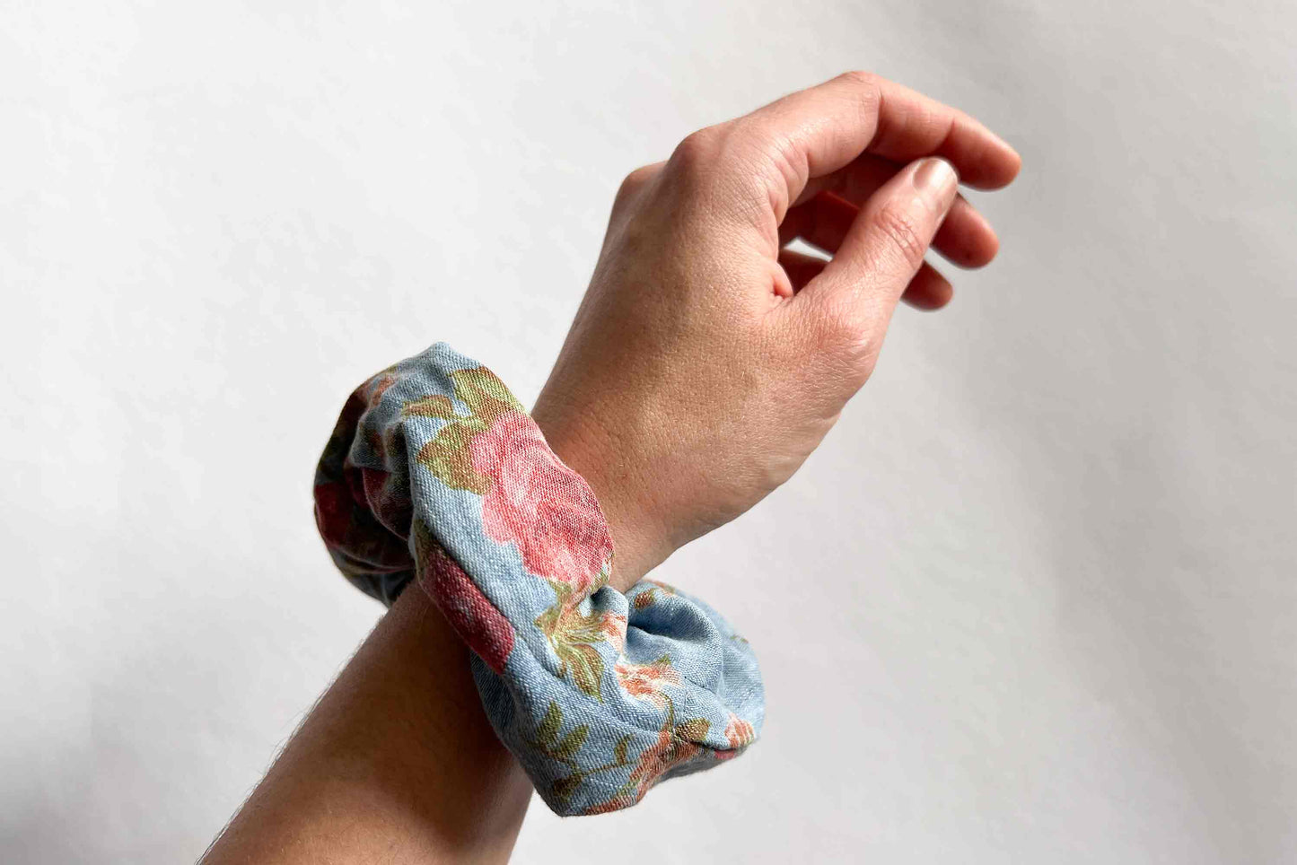 Scrunchie  TRULLA als Haarband oder Haargummi mit verstecktem Reissverschlussfach aus Jeans Upcyling