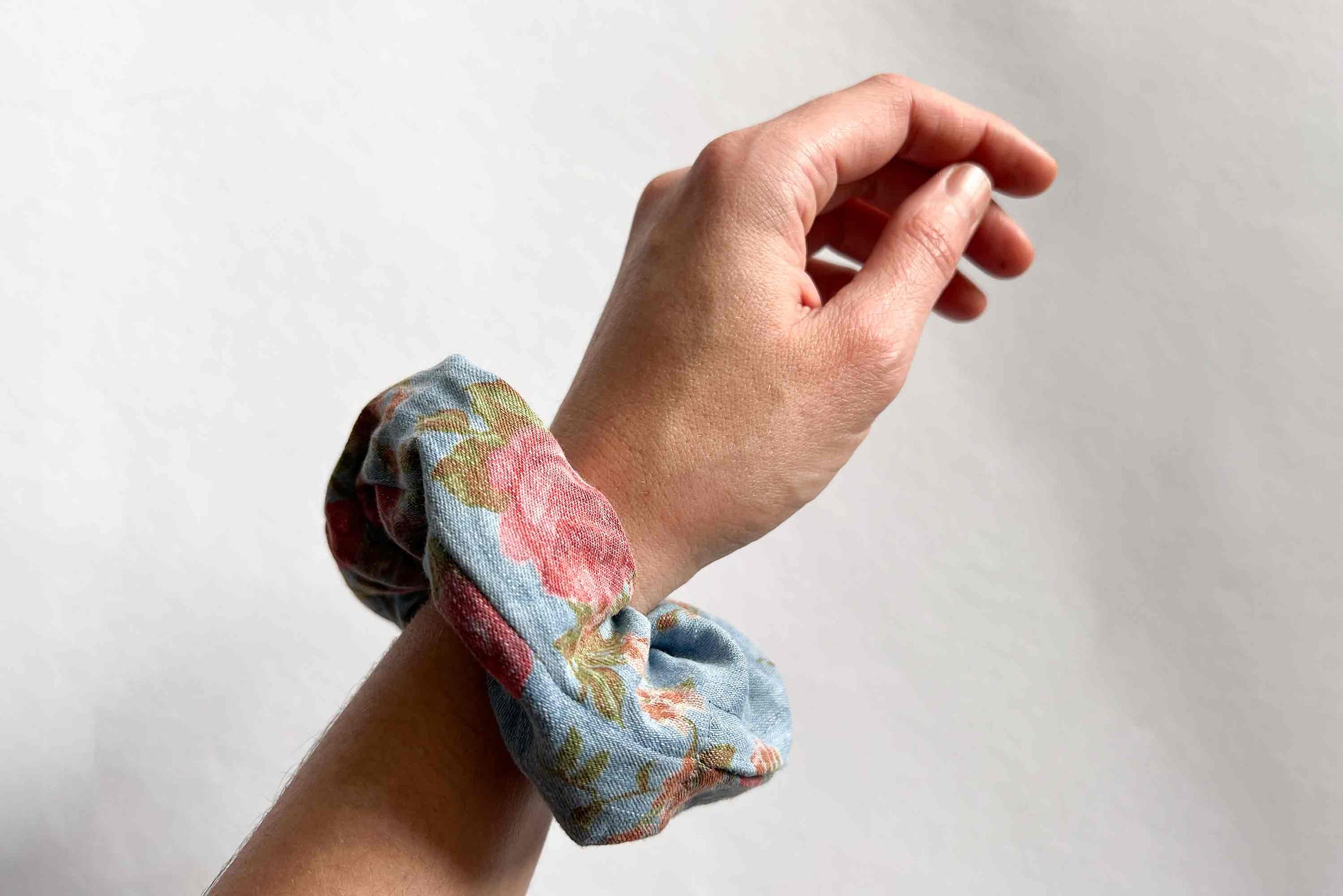 Scrunchie  TRULLA als Haarband oder Haargummi mit verstecktem Reissverschlussfach aus Jeans Upcyling