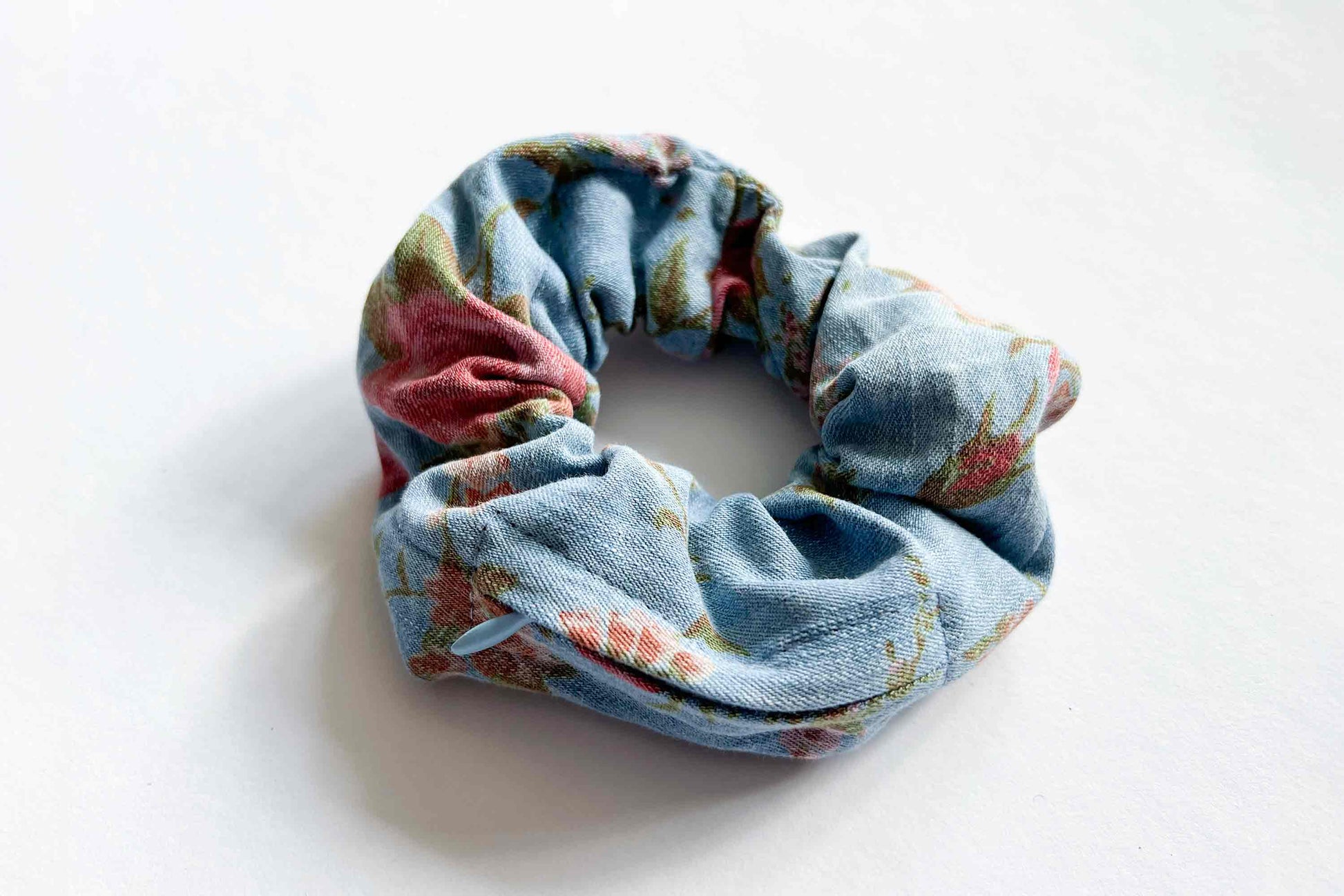 Scrunchie TRULLA als Haarband oder Haargummi mit verstecktem Reissverschlussfach aus Jeans Upcyling