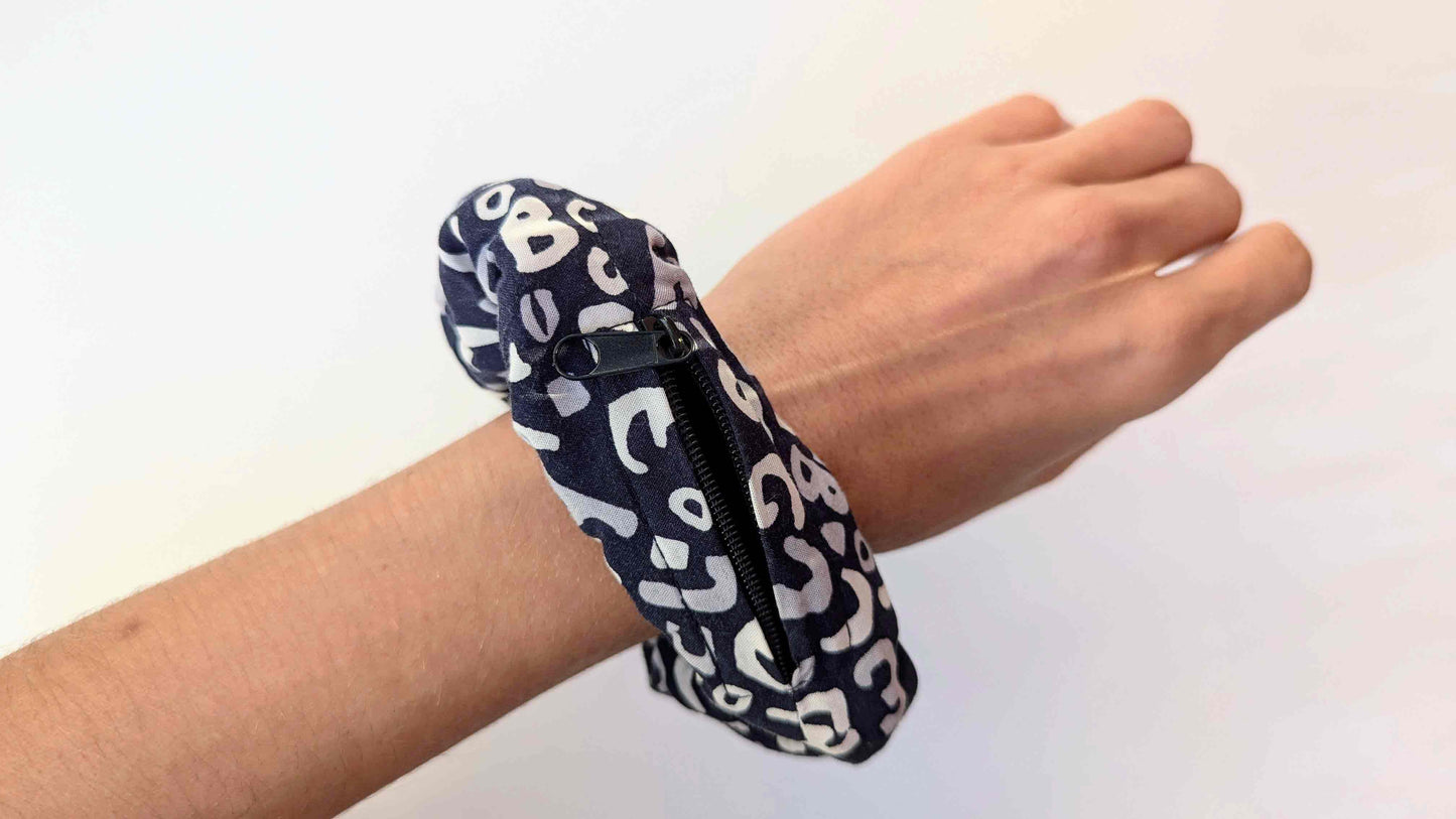 Blau weißes Leomuster auf Haarband, Scrunchie TRULLA mit Reisverschlussfach getragen als Armband