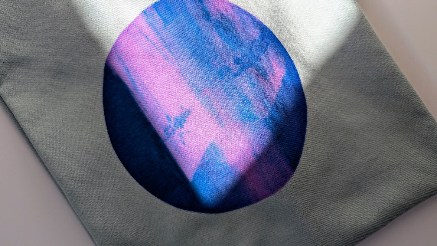 Detailansicht T-Shirt Ronda in graublau mit rundem Druck in dunkelblau und lila.