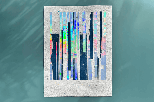 Gesamtansicht Collage mit blauen Siebdruckverschnitten und Verschnitte von Holofoil GLORI auf handgeschöpftem Papier