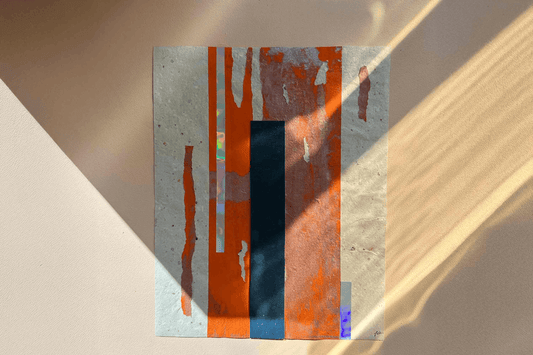 Gesamtansicht blau orange Siebdruck Collage GLORI auf handgeschöpftem Papier
