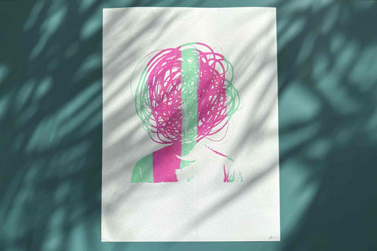 Gesamtansicht des Siebdruck-Plakates KASIM: ein grün, pinker Wirr-Kopf handgedruckt auf Materialspende