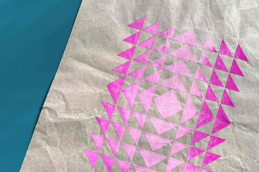Minimalistisch grafischer, Siebdruck im Bauhausstil, pink rosa Verlauf auf recyceltem Papier