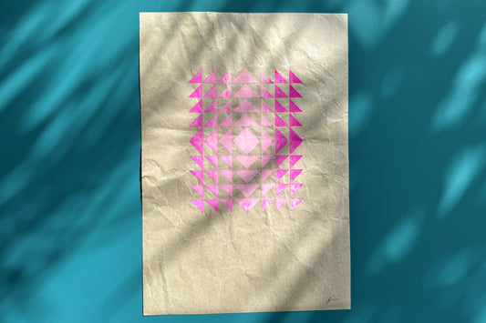 Minimalistisch grafischer, Siebdruck mit geometrischen Dreiecken im Bauhausstil, pink rosa Verlauf auf recyceltem Papier