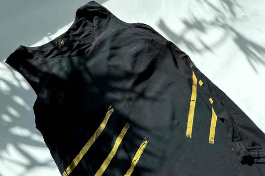 Sommerkleid GOLDA mit goldenen Streifen auf weißem Hintergrund