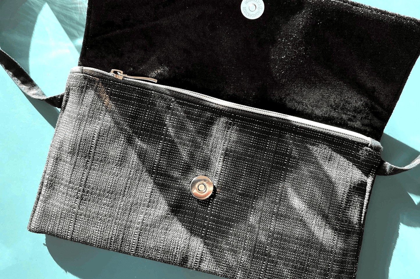 Close up der Clutch zum Umhängen DANA aus upcycling aus pre-loved Autositzbezug