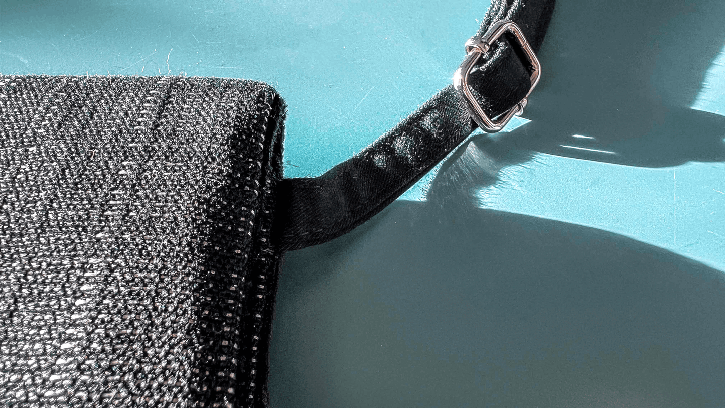 Detailansicht Einstellungsmöglichkeit der schwarzen Clutch zum Umhängen DANA, Upcycling Autositz