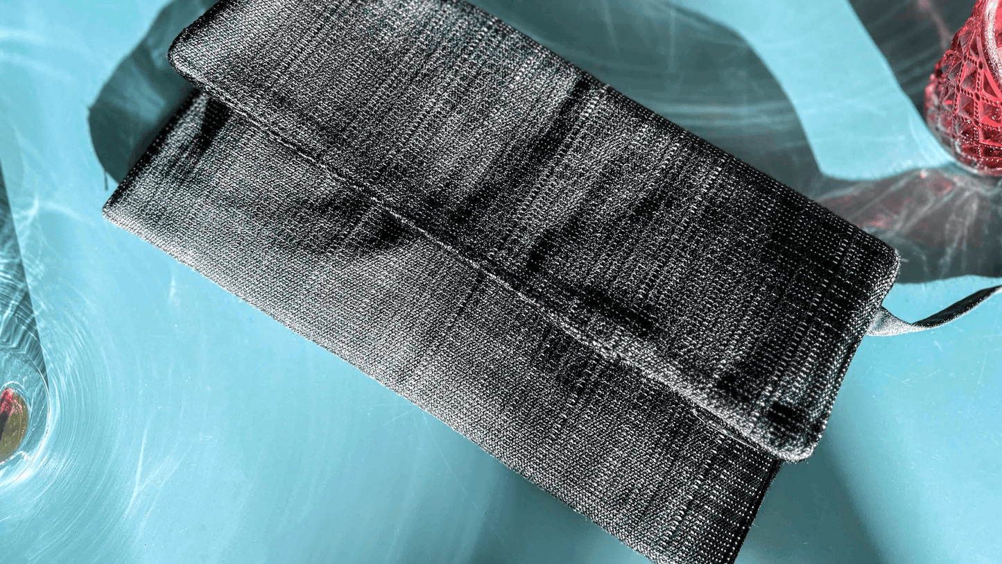 Ansicht der schwarzen Clutch zum Umhängen DANA, Upcycling Autositz