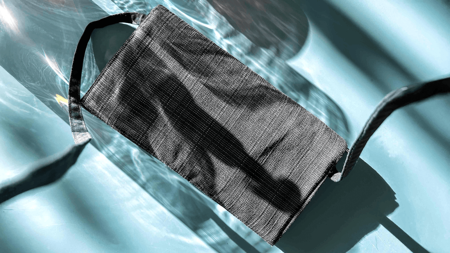 Ansicht Rückseite der schwarzen Clutch zum Umhängen DANA, Upcycling Autositz