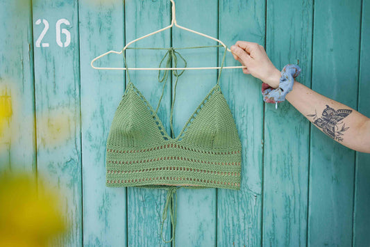 Frau hält grünes Sommertop ANGIE ins Bild