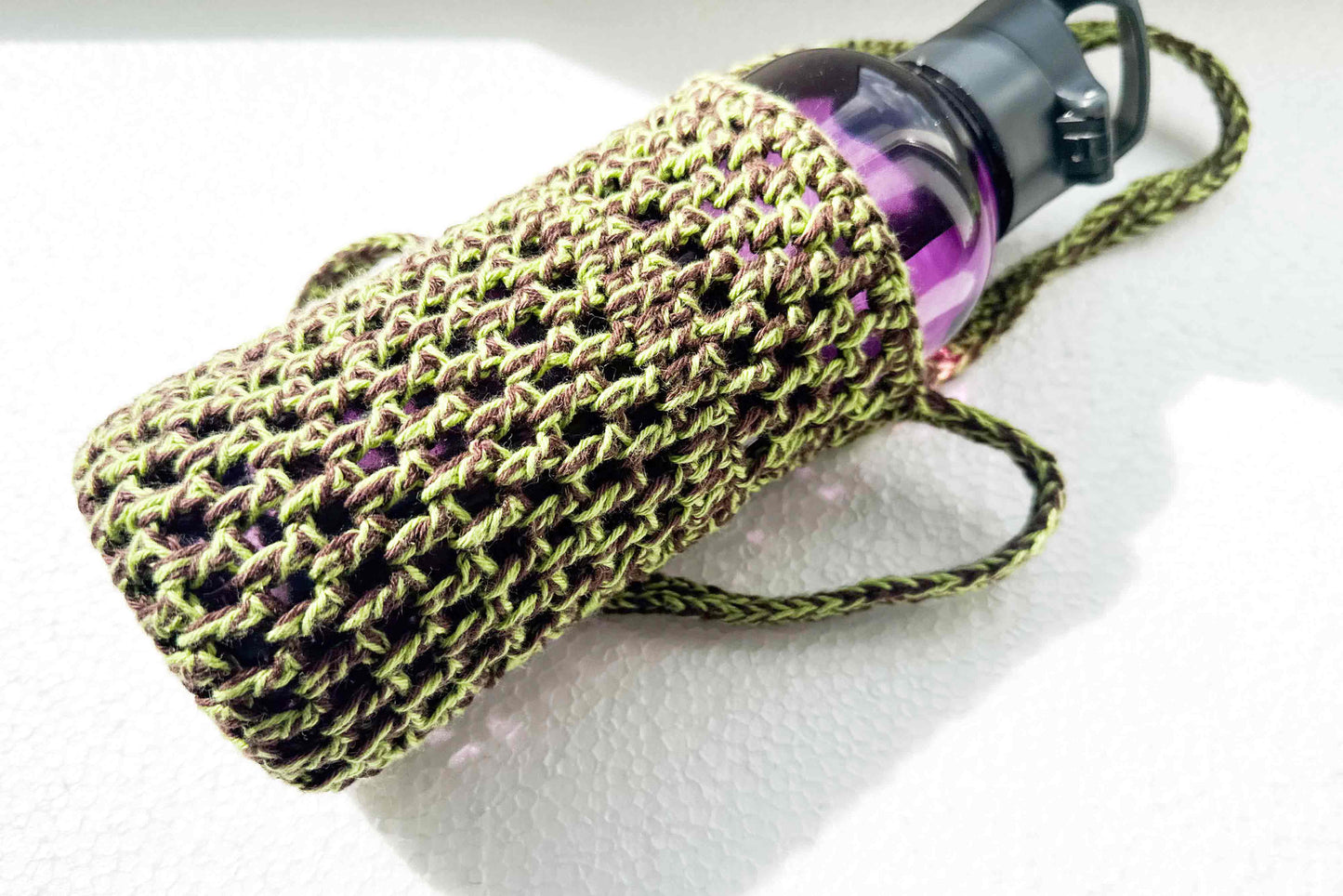 Gehäkelter grün brauer Flaschenhalter CHRISTA für Outdoor Aktivitäten