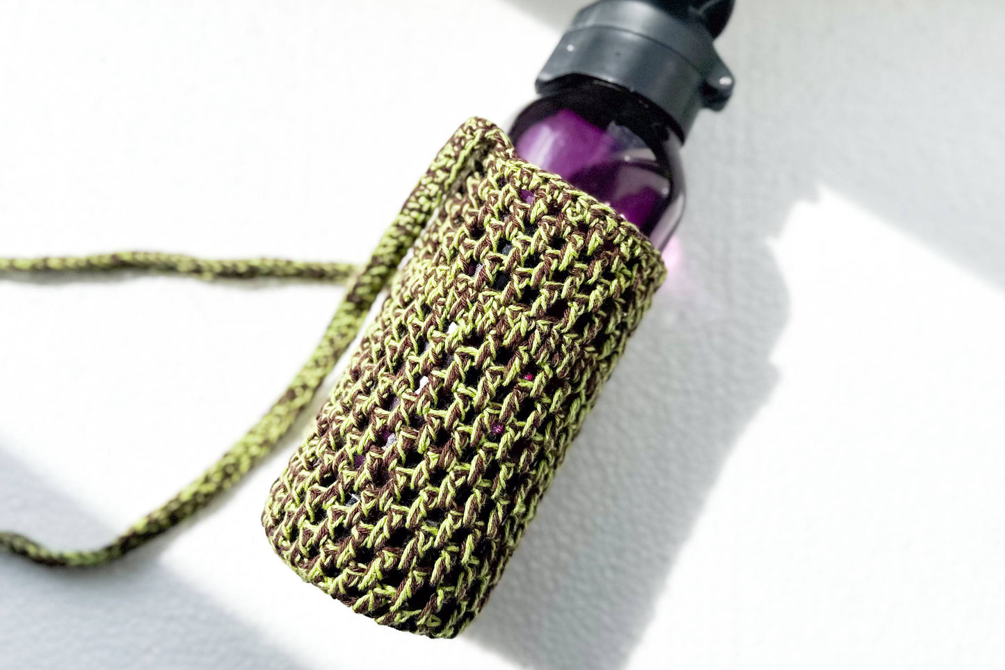 Grünbrauner gehäkelter Flaschenhalter CHRISTA zum Umhängen