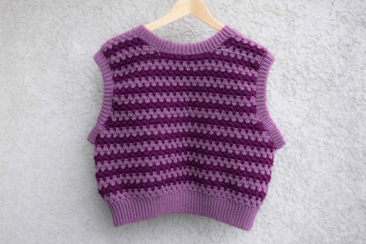 Komplettansicht von hinten rosa pinker Pullunder TONI, gehäkeltes Wellenmuster mit Wolle aus zweiter Hand