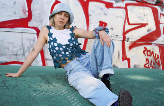 Blonde Frau trägt blaues Häkeltop FLORA und weitere Accessoirres von jeff every piece a friend