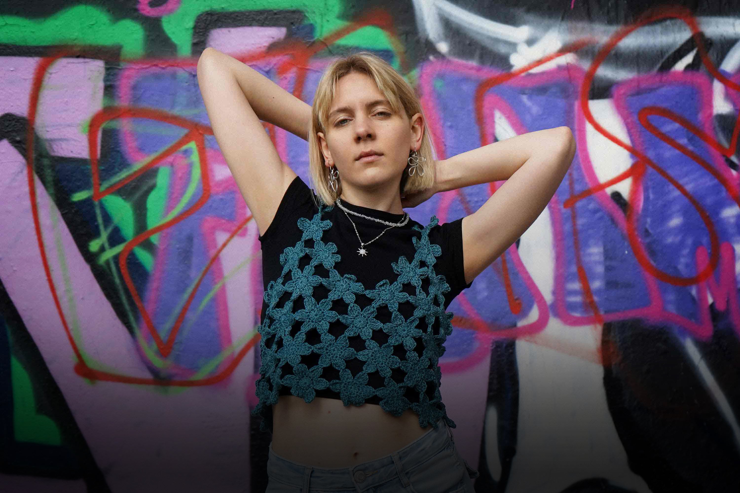 Blonde Frau trägt blaues Häkeltop FLORA