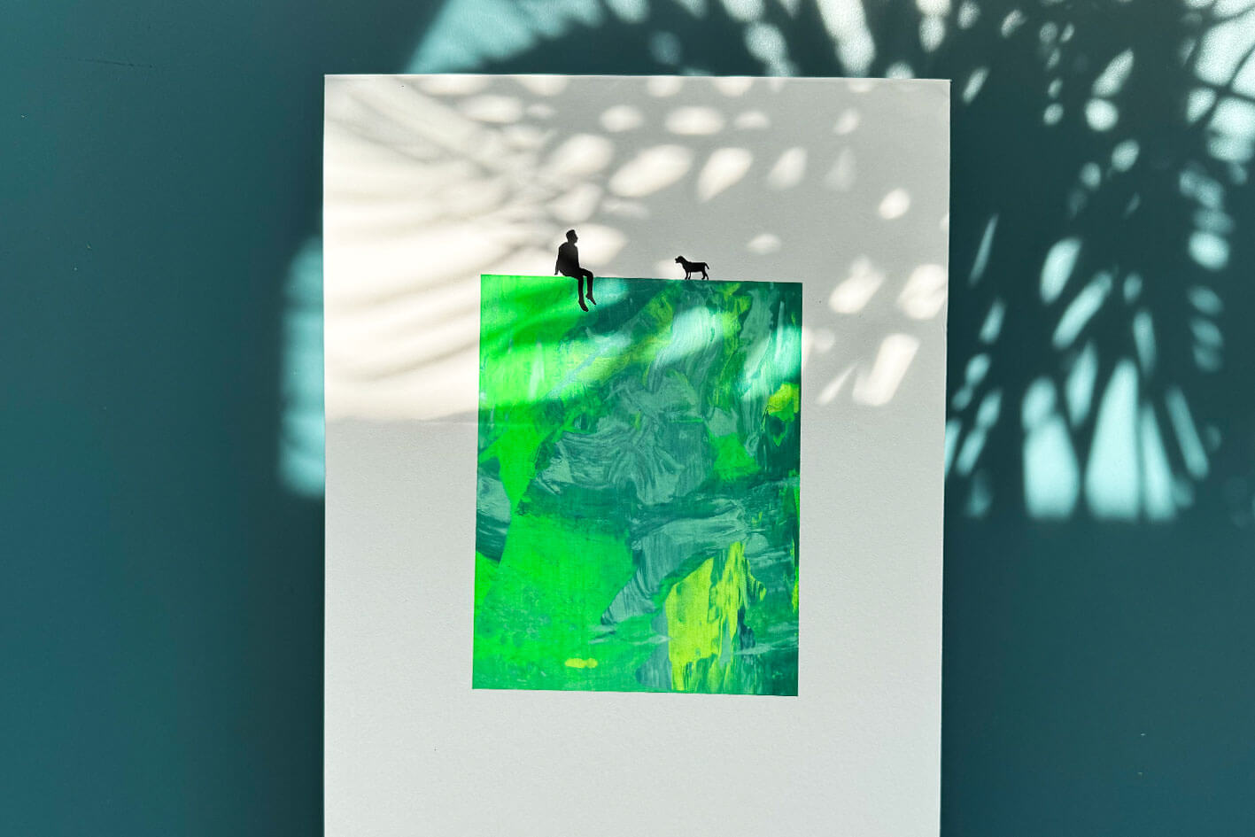 Gesamtansicht von Siebdruck MILO, kleine männliche schwarze Figur und Hund sitzen auf grün gelber Fläche in Neonfarben