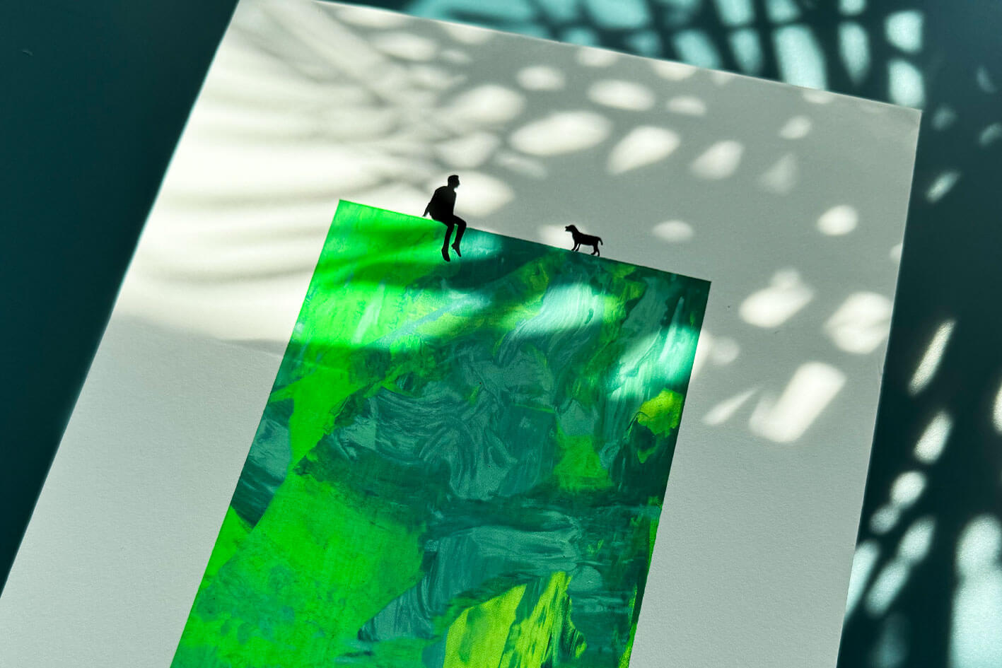 Detailansicht von Siebdruck MILO, kleine männliche schwarze Figur und Hund sitzen auf grün gelber Fläche in Neonfarben