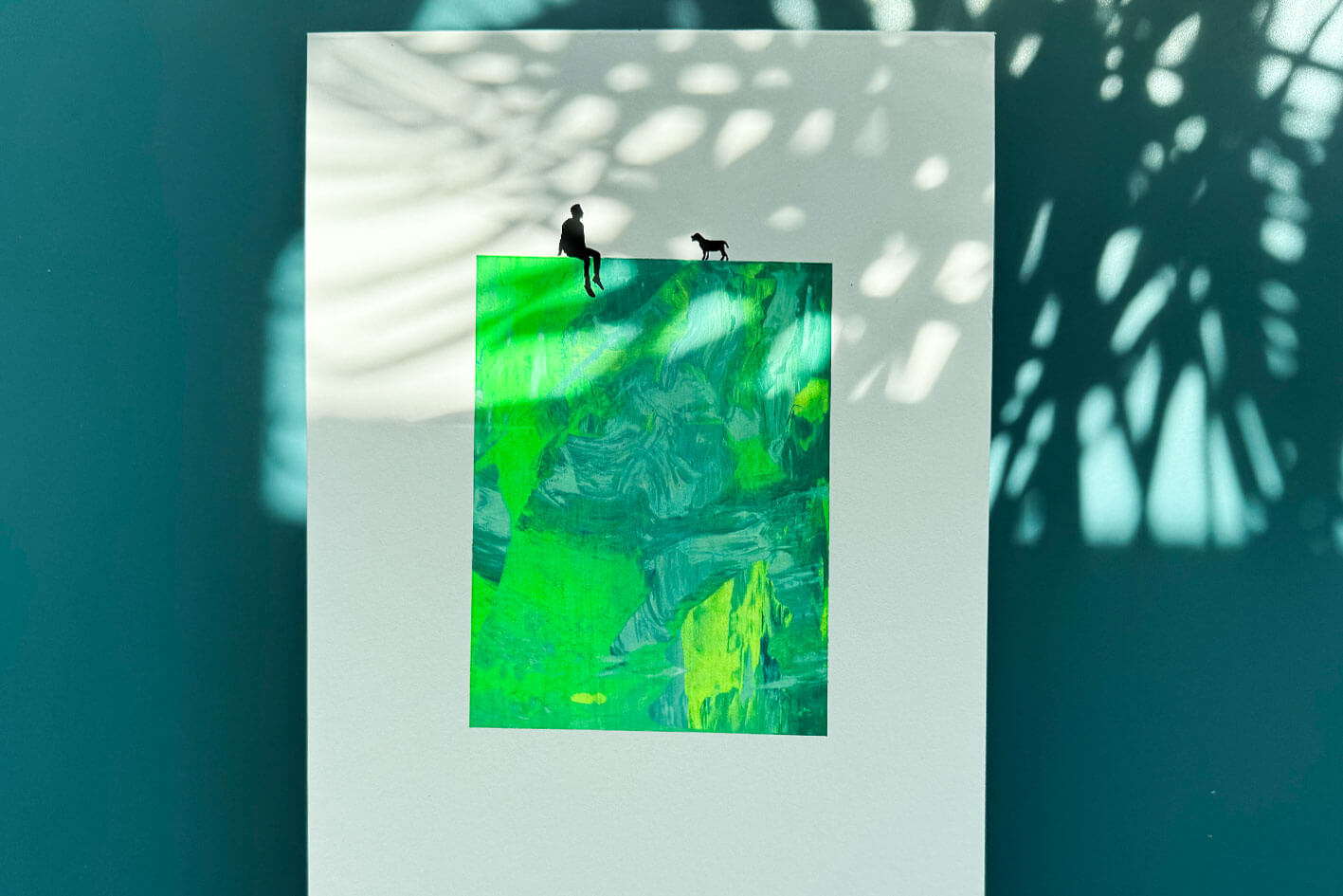 Detailansicht von Siebdruck MILO, kleine männliche schwarze Figur und Hund sitzen auf grün gelber Fläche in Neonfarben