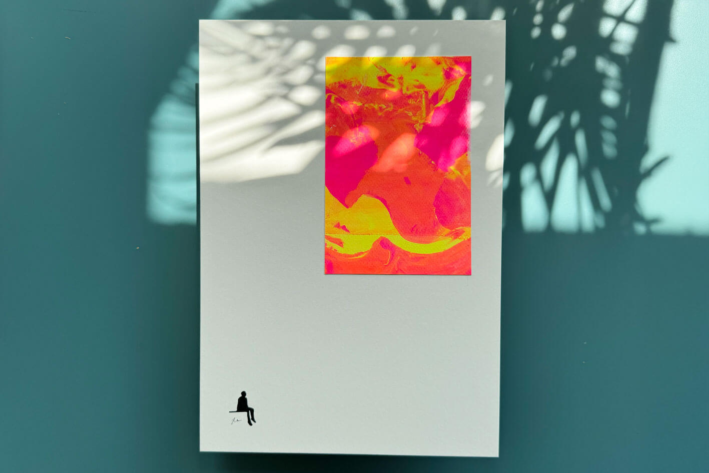 Totalansicht Kunstdruck Siebdruck. Minimalistischer Print MILO: kleine schwarze Figur sitzt und bestaunt neonfarbenes Kunstwerk