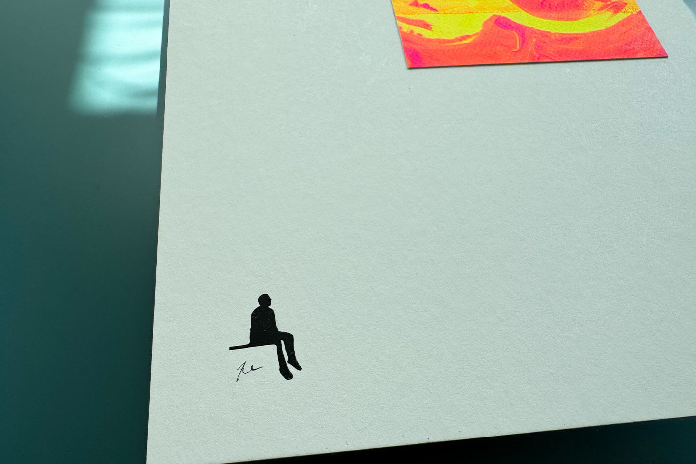 Totalansicht Kunstdruck Siebdruck. Minimalistischer Print MILO: kleine schwarze Figur sitzt und bestaunt neonfarbenes Kunstwerk