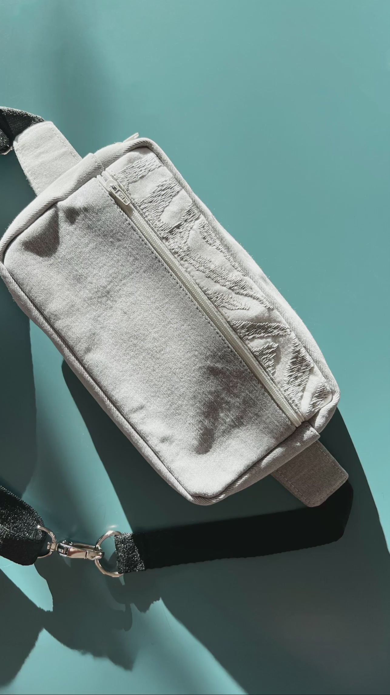 Stop Motion Video wie einzelne Dinge aus der Bauchtasche HipBag aus preloved Upcycling Denim wandern