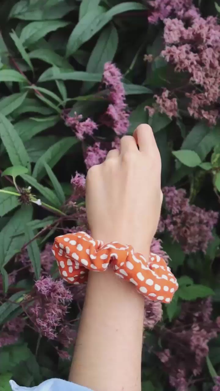 Schrunchie TRULLA mit Geheimfach in Anwendung