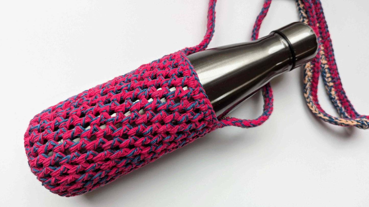Rot blauer gehäkelter Flaschenhalter zum über die Schulter hängen