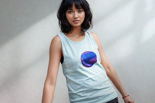 Frau trägt Unisex Tanktop mit kreisförmigen Siebdruck