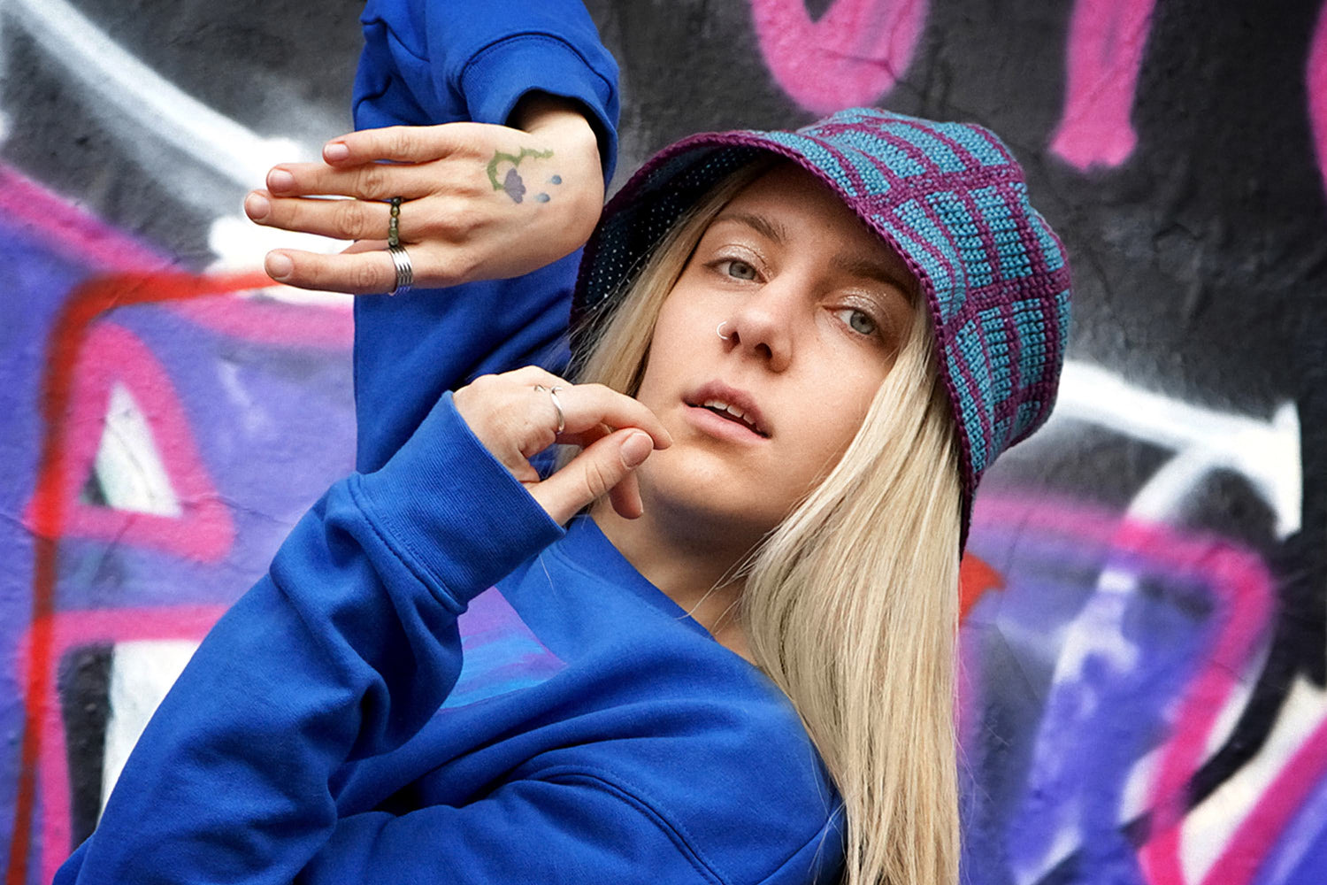 Frau trägt blau lila Anglerhut mit Rechteckmuster gehaekelt aus Hanf von jeff everypiecefreind