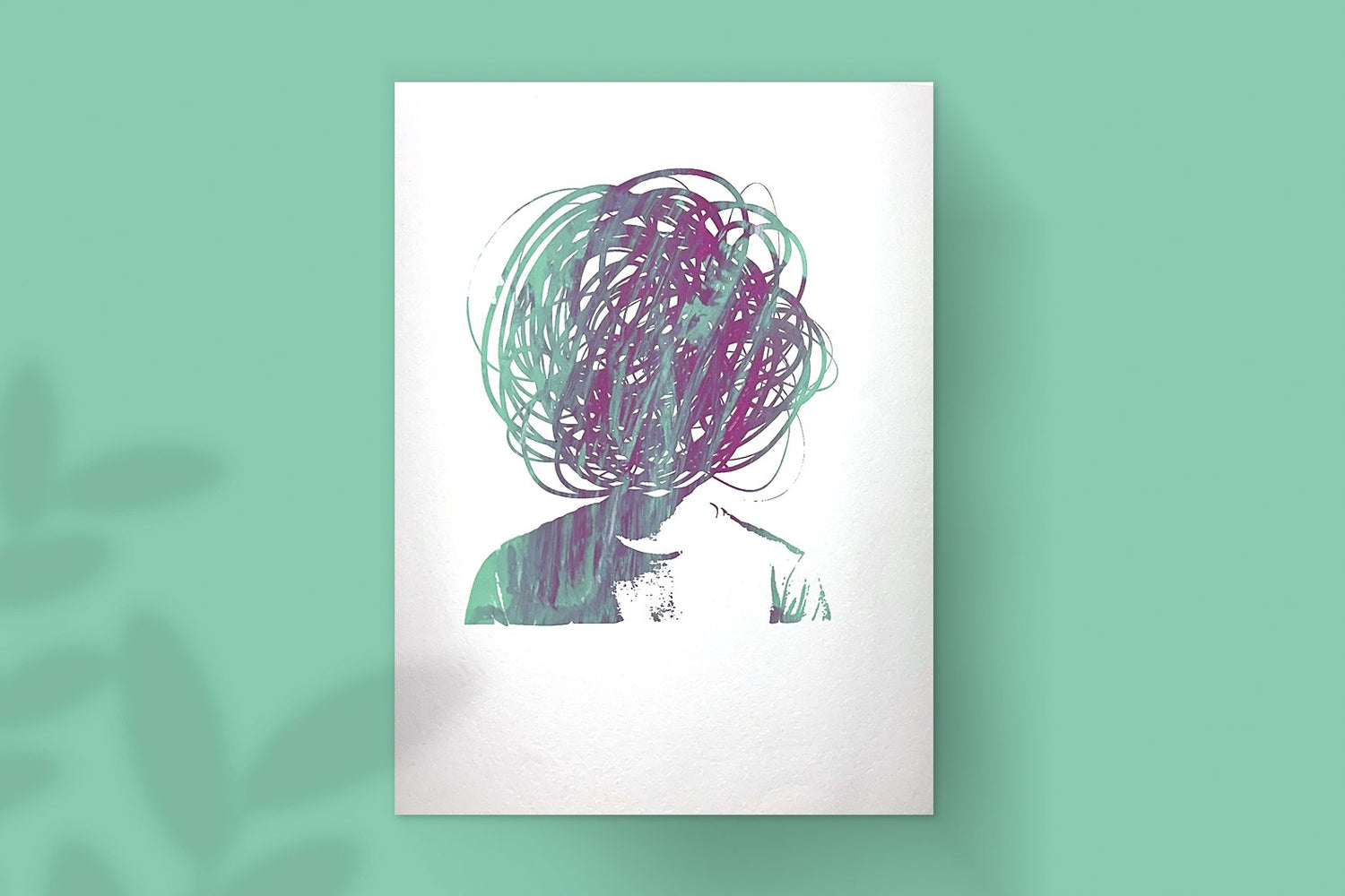 Abstrakter Kunstdruck vor grüner Wand. Der Siebdruck zeigt einen Menschen doch statt des Kopfes sieht hat der Mensch ein abstraktes Knäuel im Farbverlauf lila und grün.