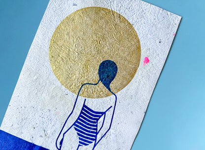 Detailansicht: Siebdruckkunst Plakat Mare vor blauem Hintergrund: schimmerndene goldene Sonne, blaues Wasser und Silhouette die in die Ferne guckt. Handbedruckt auf selbst geschöptem Papier, Upcycling Altpapier