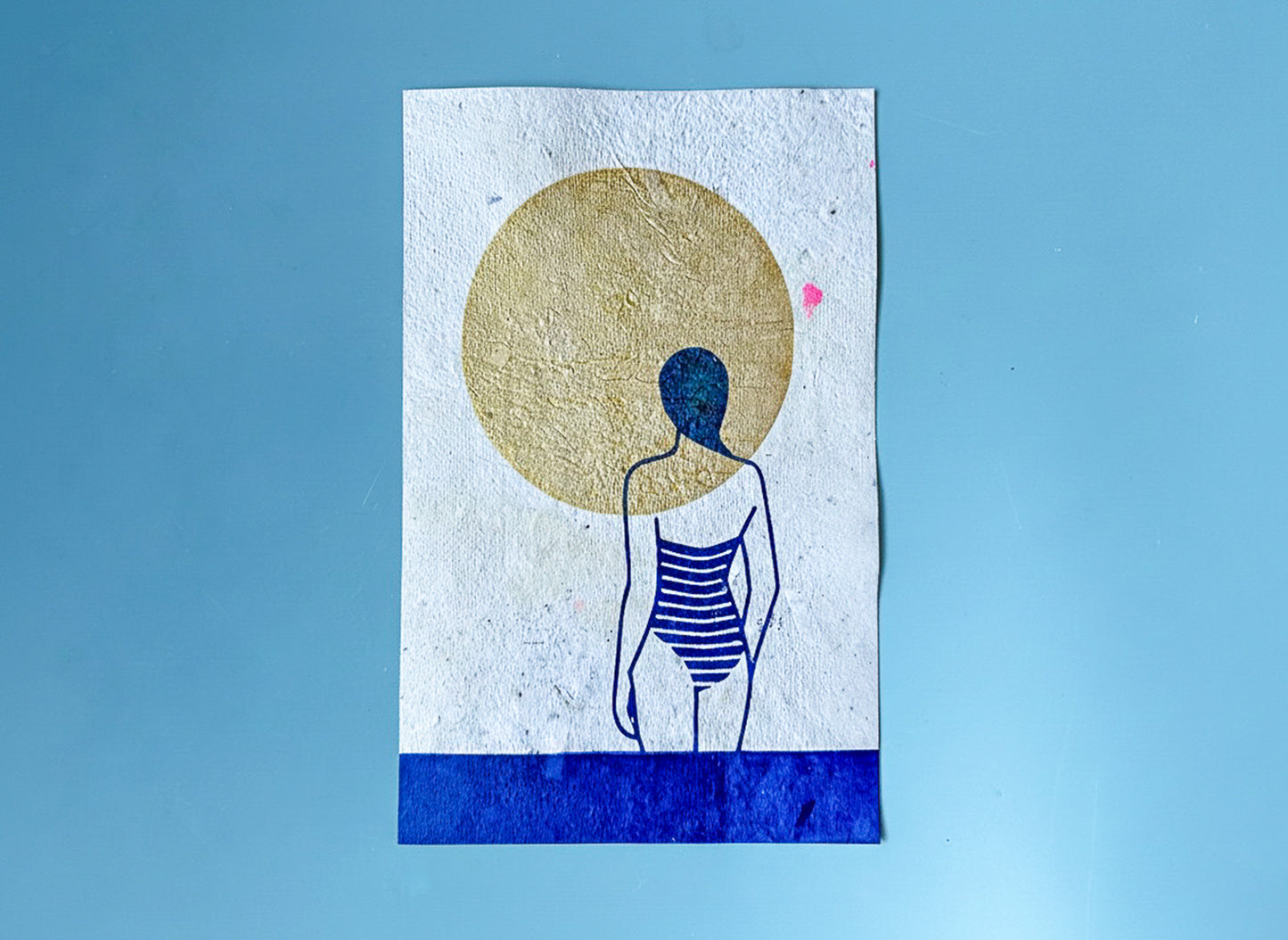 Siebdruckkunst Plakat Mare vor blauem Hintergrund: schimmerndene goldene Sonne, blaues Wasser und Silhouette die in die Ferne guckt. Handbedruckt auf selbst geschöptem Papier, Upcycling Altpapier