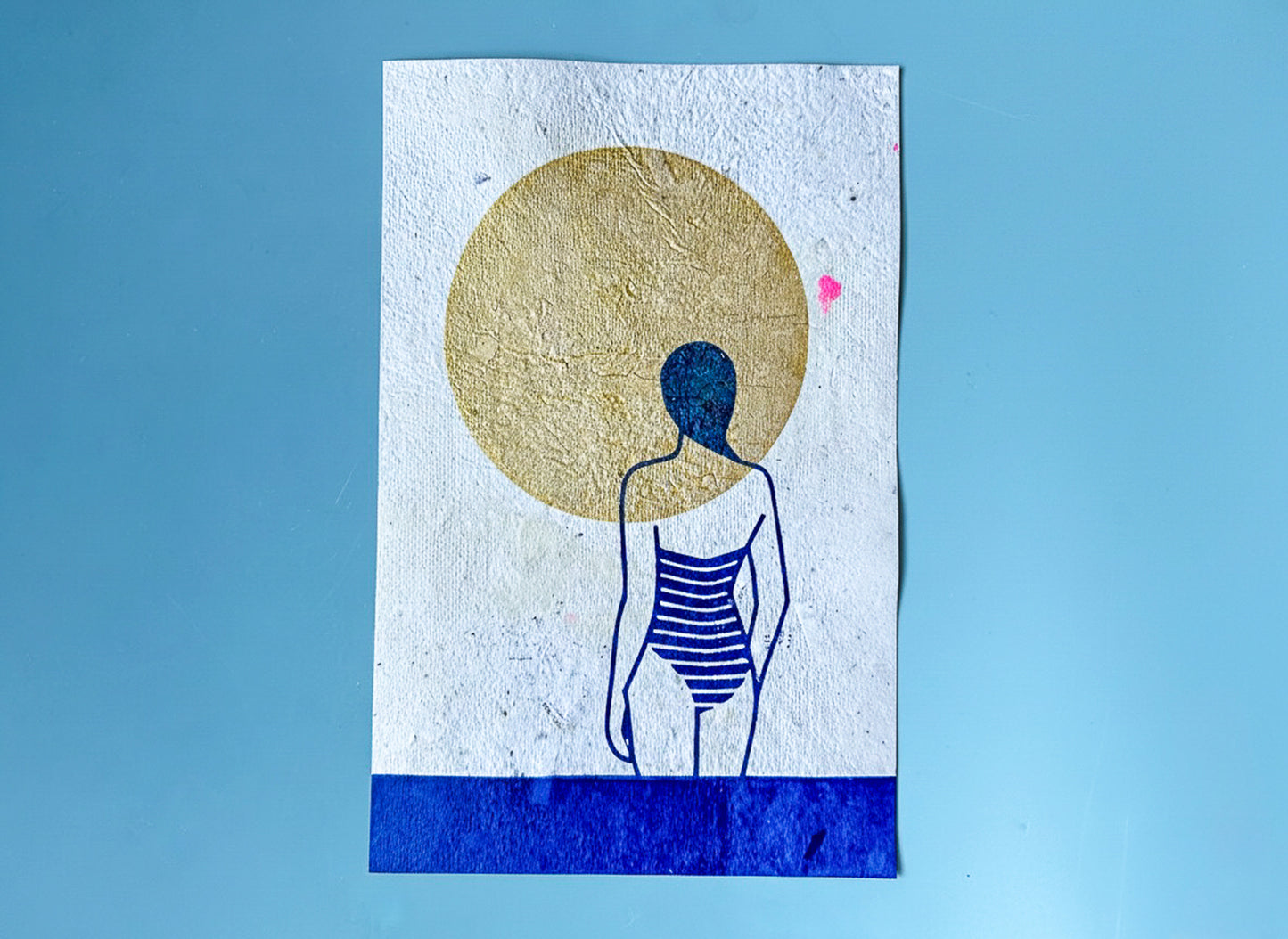 Siebdruckkunst Plakat Mare vor blauem Hintergrund: schimmerndene goldene Sonne, blaues Wasser und Silhouette die in die Ferne guckt. Handbedruckt auf selbst geschöptem Papier, Upcycling Altpapier