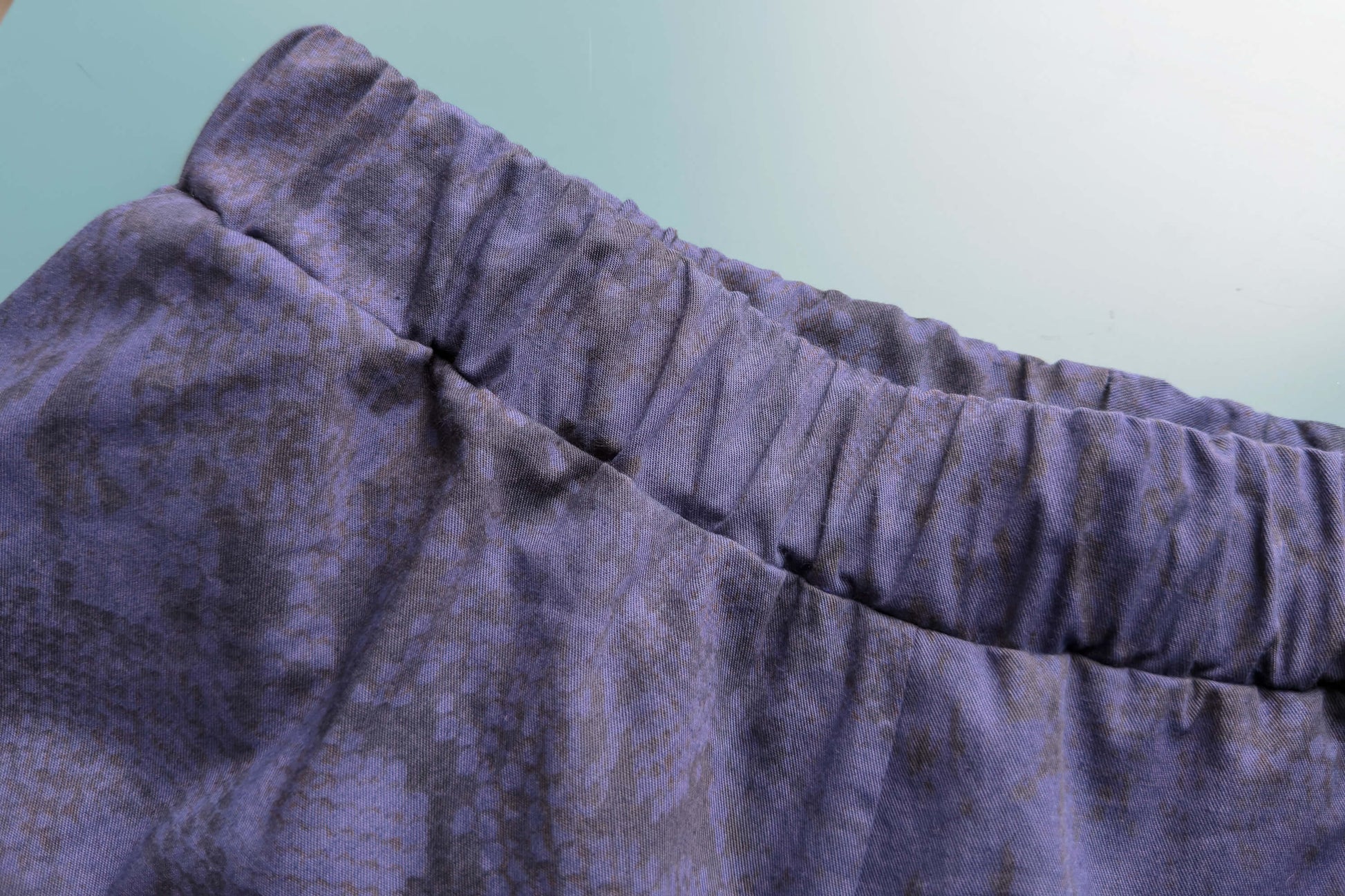 Kurze Hose Adam Snake Print – Nahaufnahme Stoff Detail Gummibund