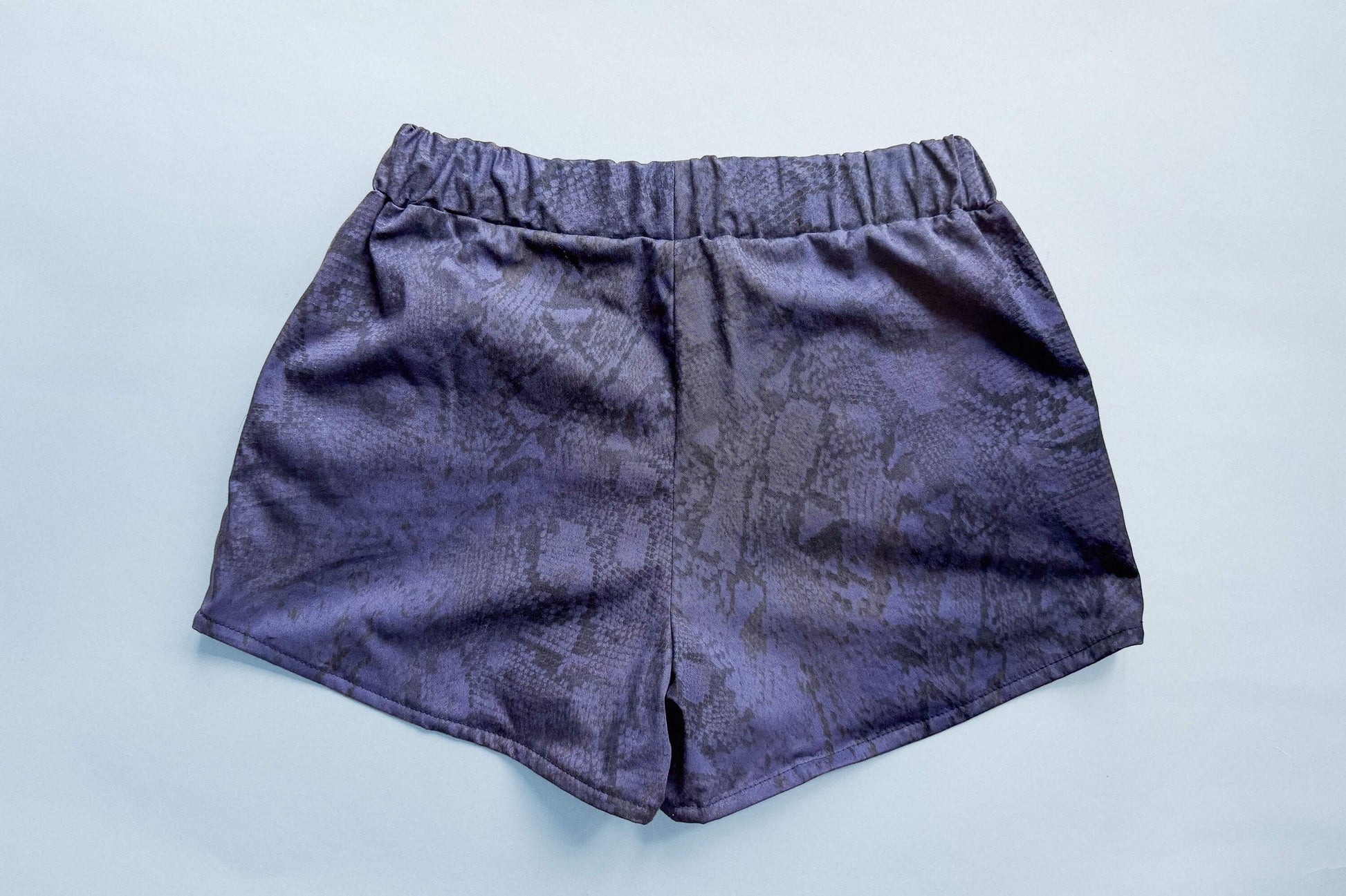 Kurze Hose Adam Snake Print in Blau – Rückansicht