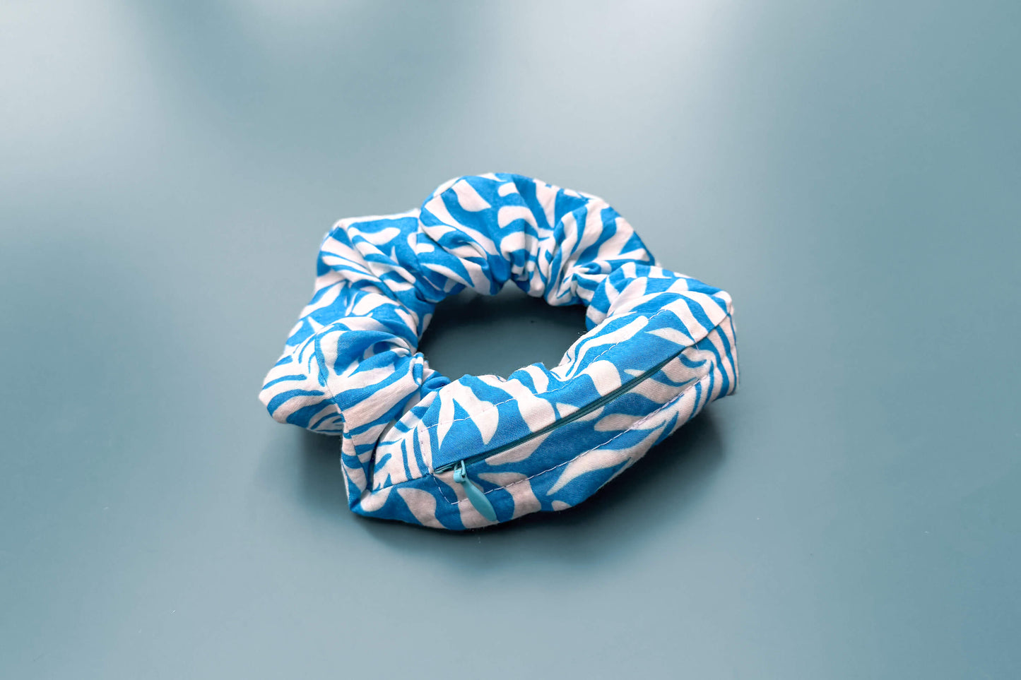 Blau weißer Scrunchie mit Geheimfach TRULLA - jeff - EveryPieceAFriend