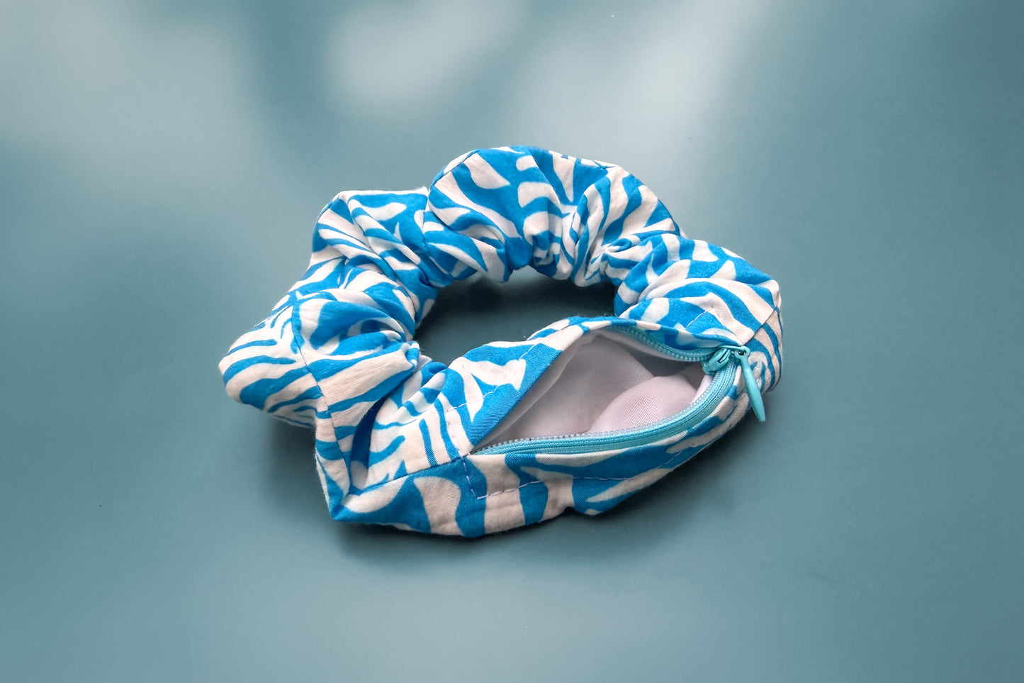 Blau-weißes Scrunchie mit Geheimfach TRULLA - jeff - EveryPieceAFriend