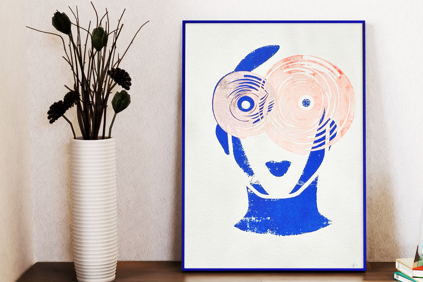 Hypnotischer, blauer Siebdruck IRIS auf handgeschöpftem Papier in blauem Rahmen