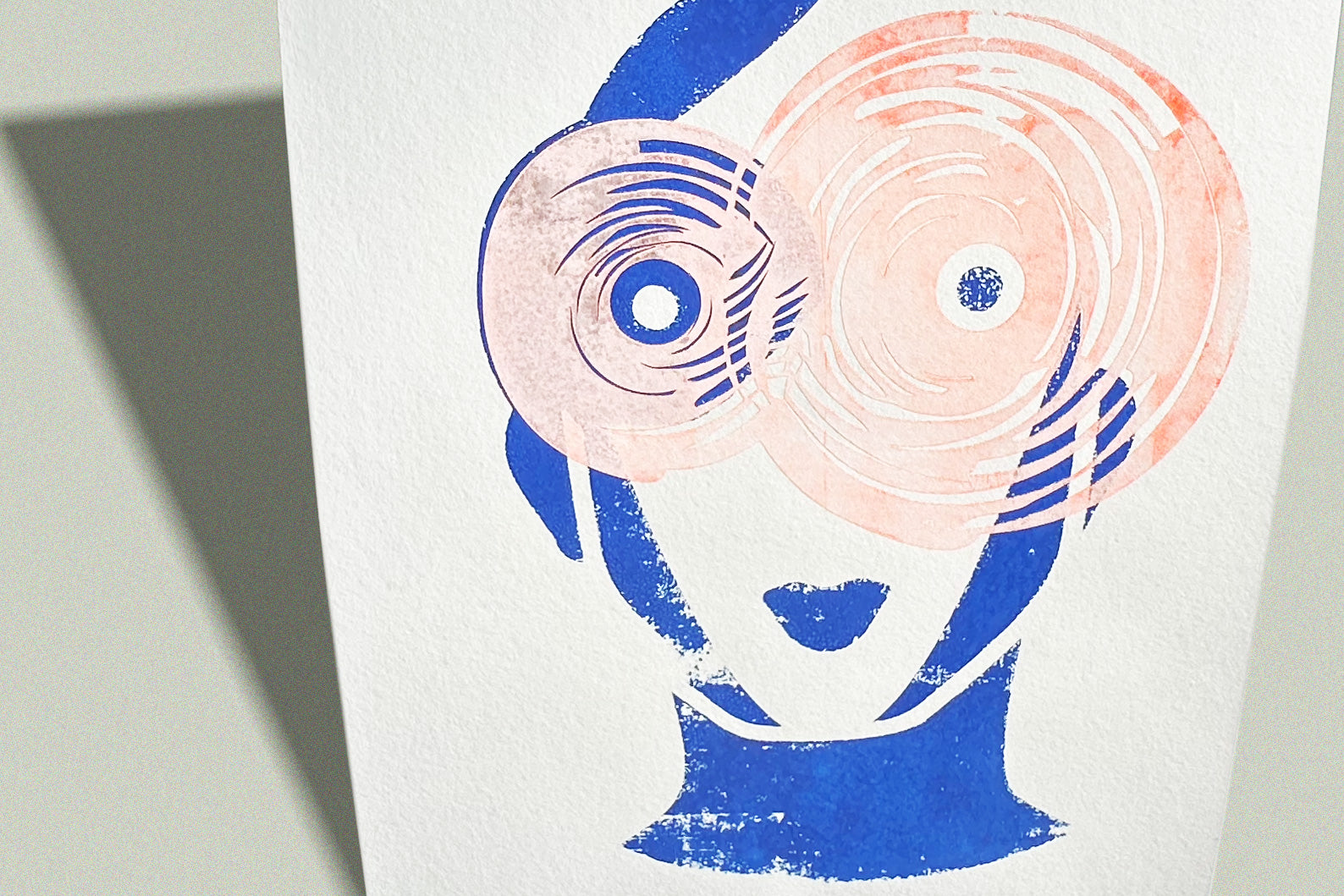 Detailansicht hypnotischer, blauer Siebdruck IRIS auf handgeschöpftem Papier